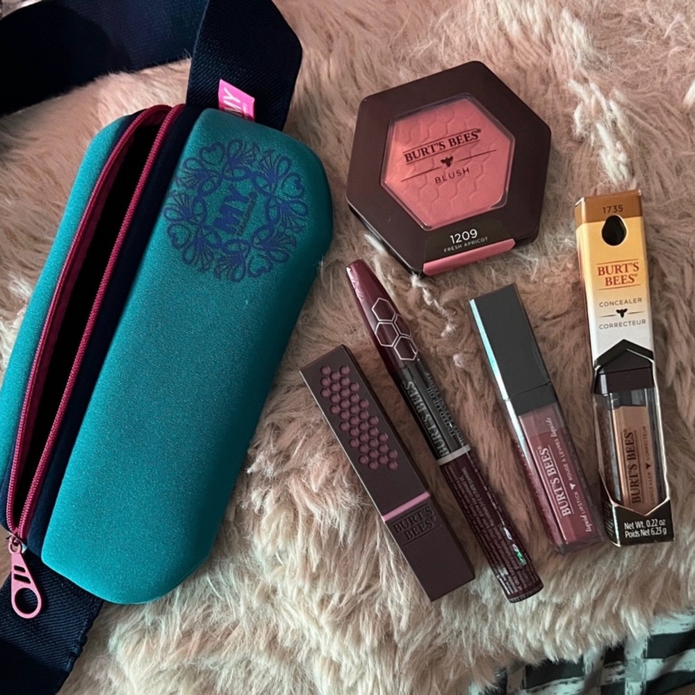 🔖 Burt's Bees Makeup Set with Teal Bag